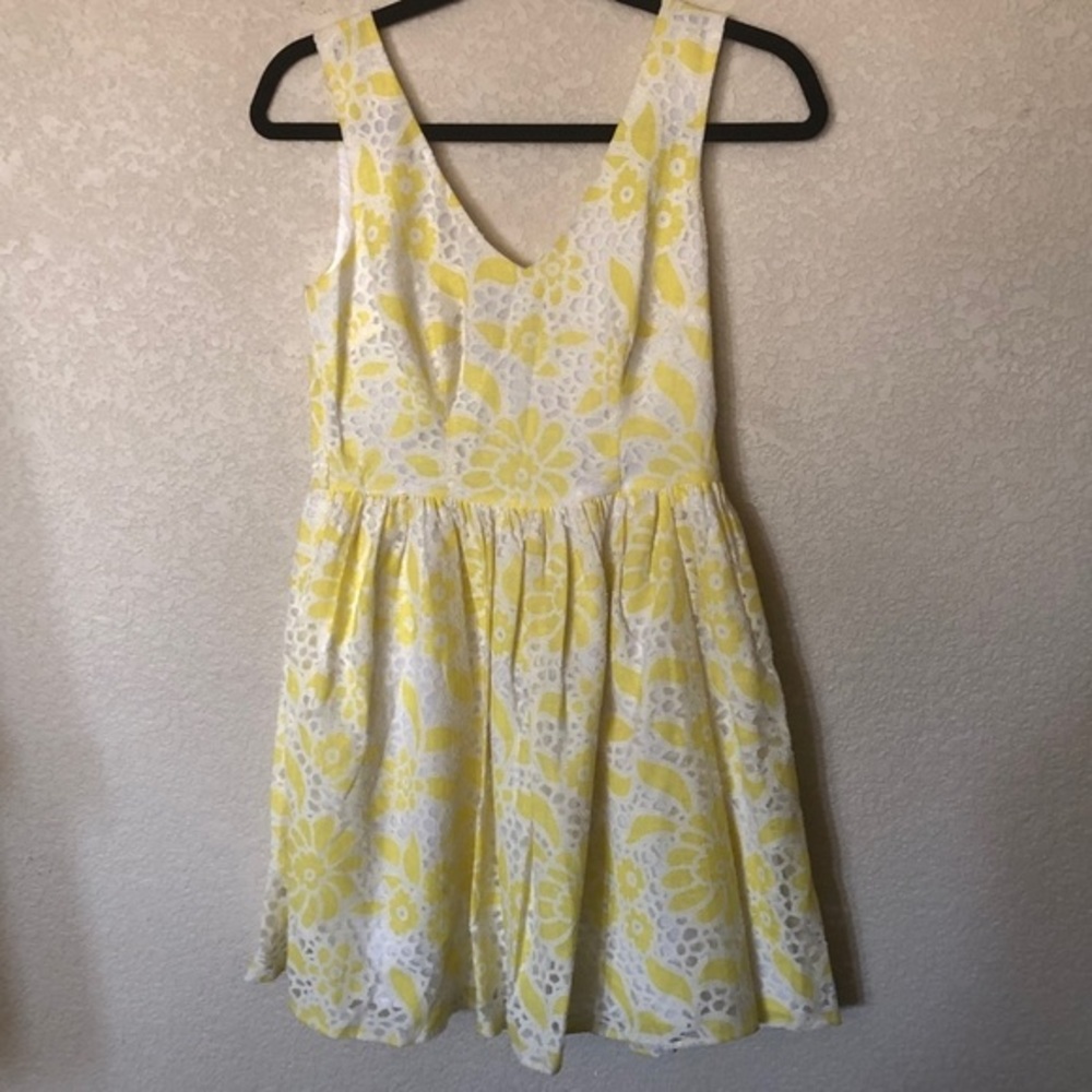 Love...Ady‎ yellow lace V neck exposed zipper full skirt tank dress size small
